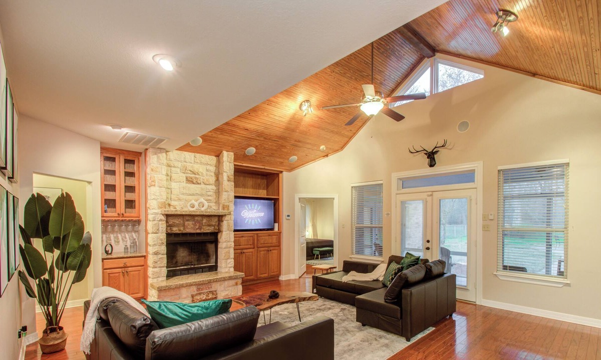 Pointblank House | Chic & Modern Getaway Ranch-Lake Livingston View! Houston/Dallas/Austin Getaway