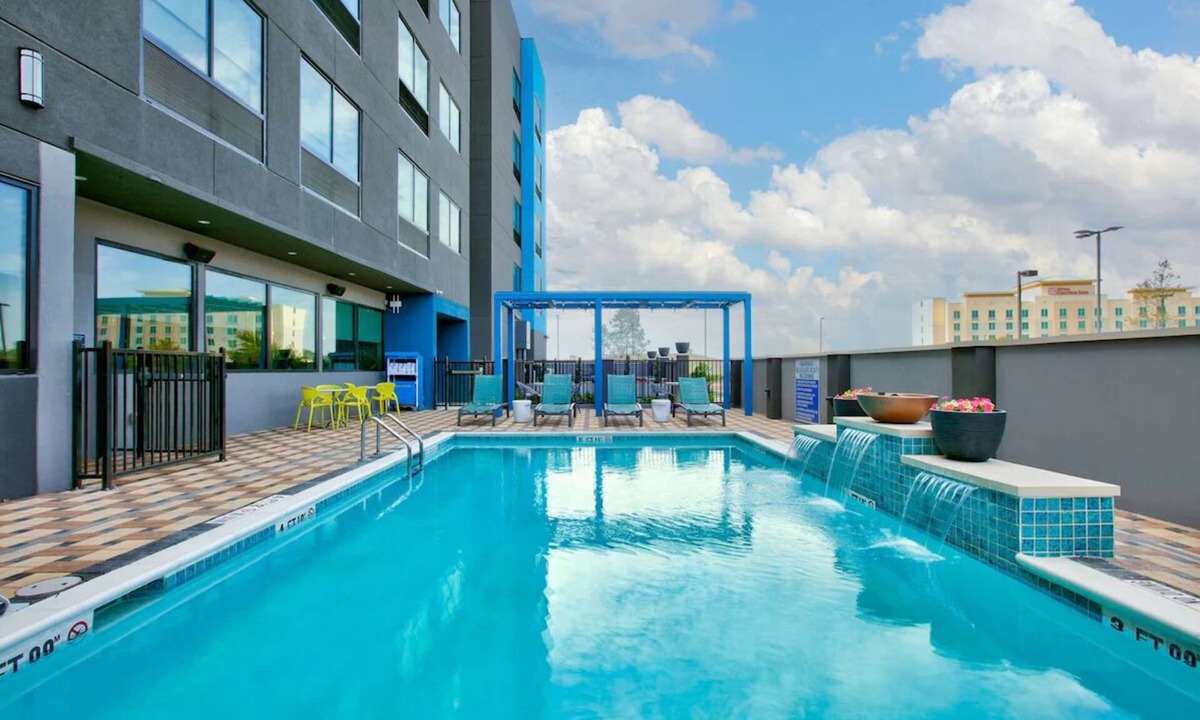 Far North Central Hotel | Chic Room | Ideal for Families Visiting The Shops at La Cantera