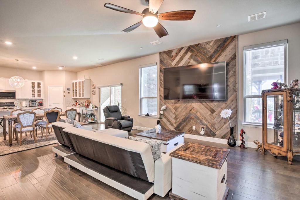 Rowlett House | Chic Rowlett Retreat with Views - Walk to Lake!