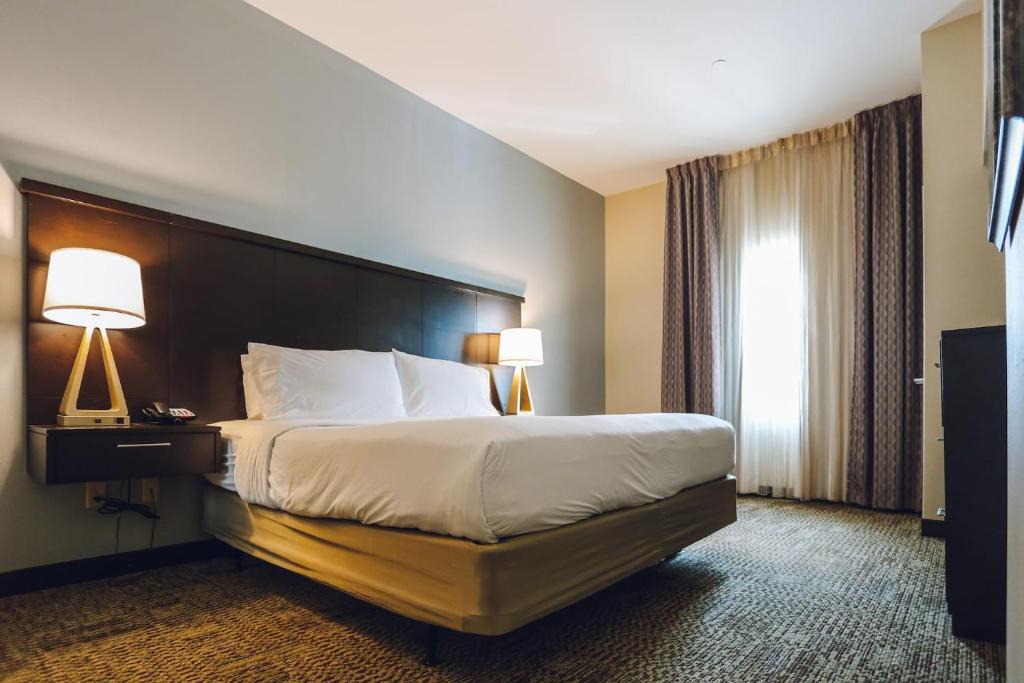 Chinatown Apartment | Chinatown 1B and Free Parking Washer and Dryer Gym Relux 320