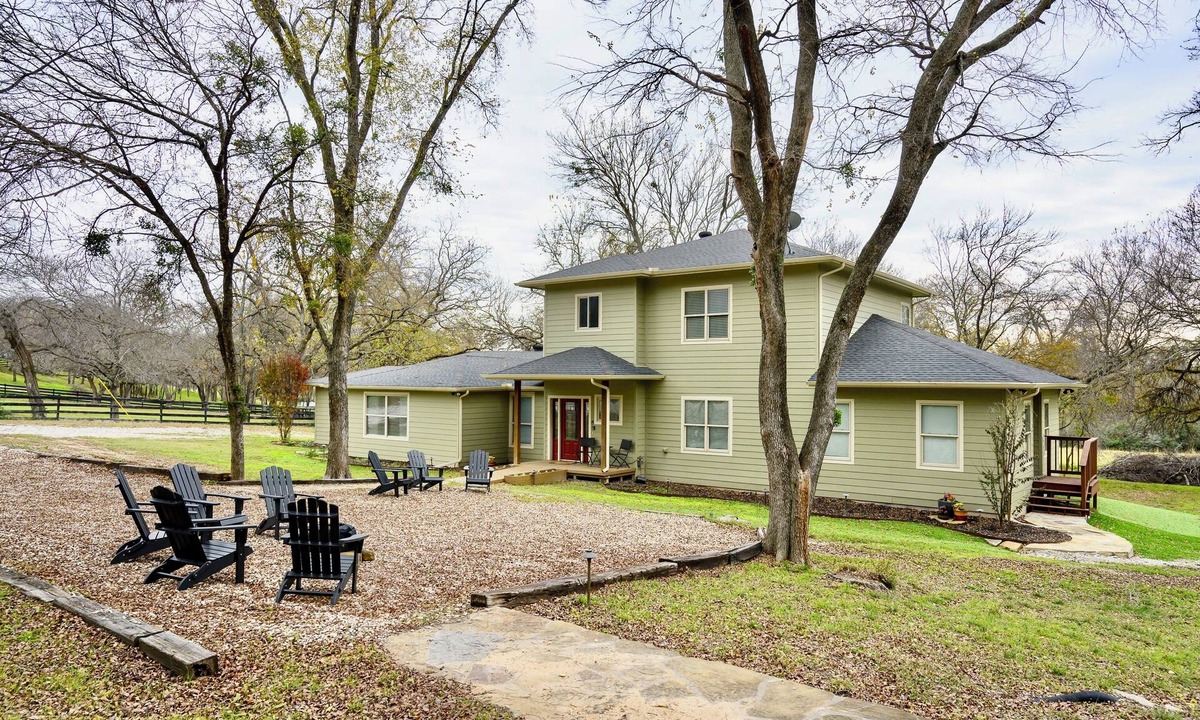 Era House | Cinema/Games. Firepit. Cozy yet Spacious. Near Venues and Attractions.