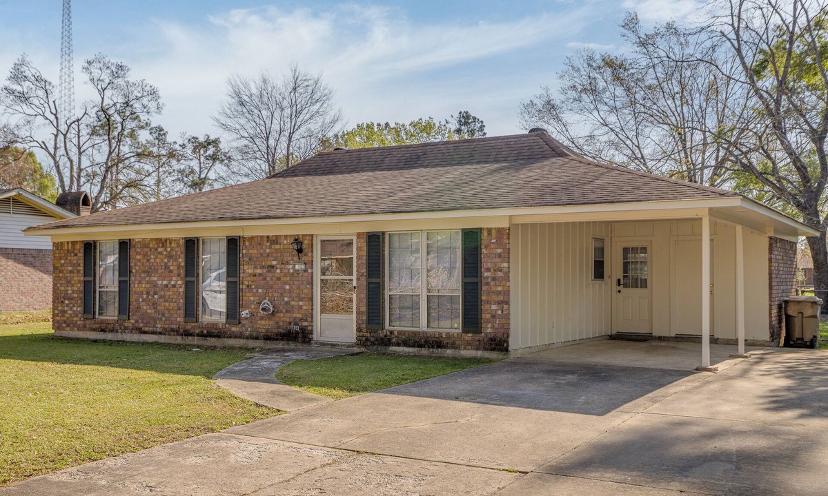 Fairbanks House | Close to St. Francis, ULM, META-pet friendly King Bed, plenty of parking space.