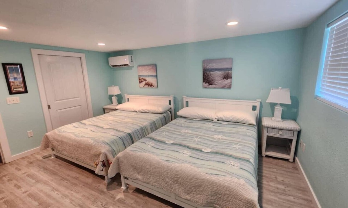 Palacios Apartment | Coastal 1BR – Bayfront Views, Porch, Fishing & Walkable Lighted 1.5-Mile Seawall