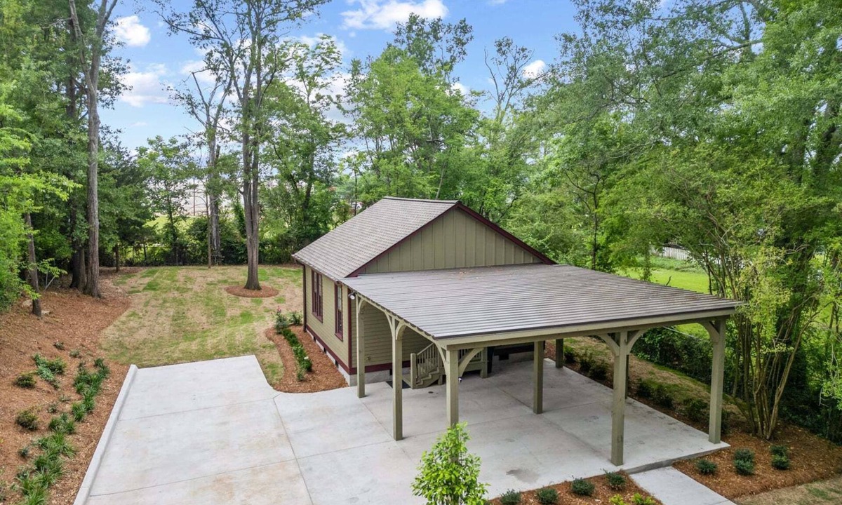Clinton Cottage | College St. Cottage | 1/1, Washer/Dryer, Walk to Downtown