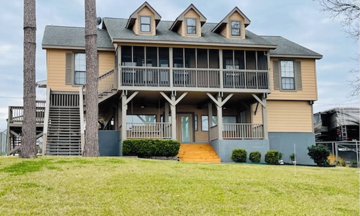 Pointblank House | Come relax at this beautiful Livingston lake front!