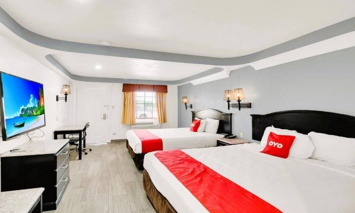 Oakville Hotel | Comfort and Convenience! Pet Friendly Stay with Parking & Pool
