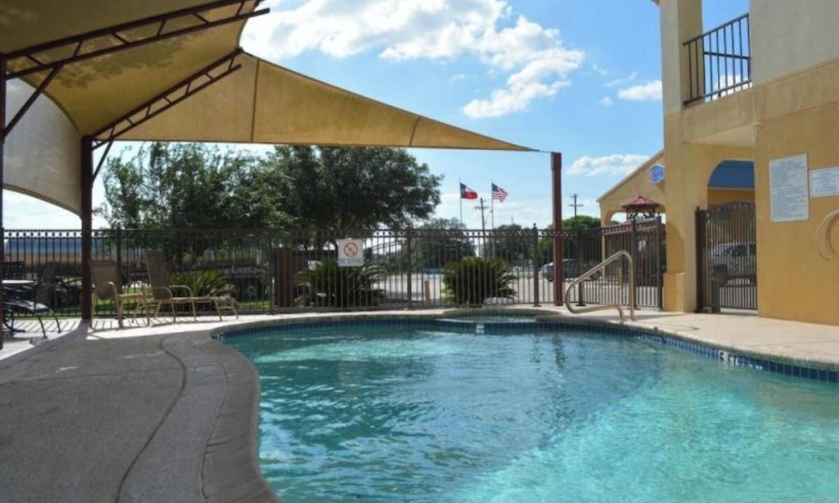 Cuero Hotel | Comfort & Convenience – Ideal Base for Exploring Town l 2 Rooms w/Parking, Pool
