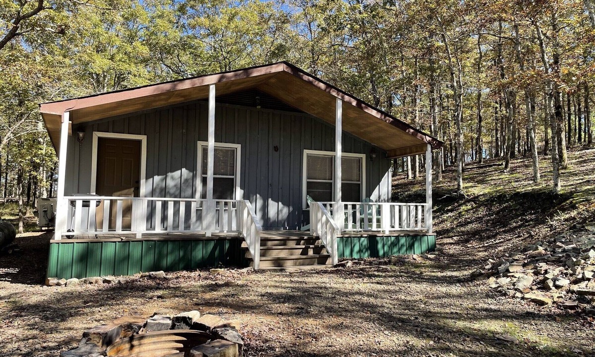 Smithville Cabin | Comfortable and cozy two bed one bath cabin nestled in the Kiamichi Mountains