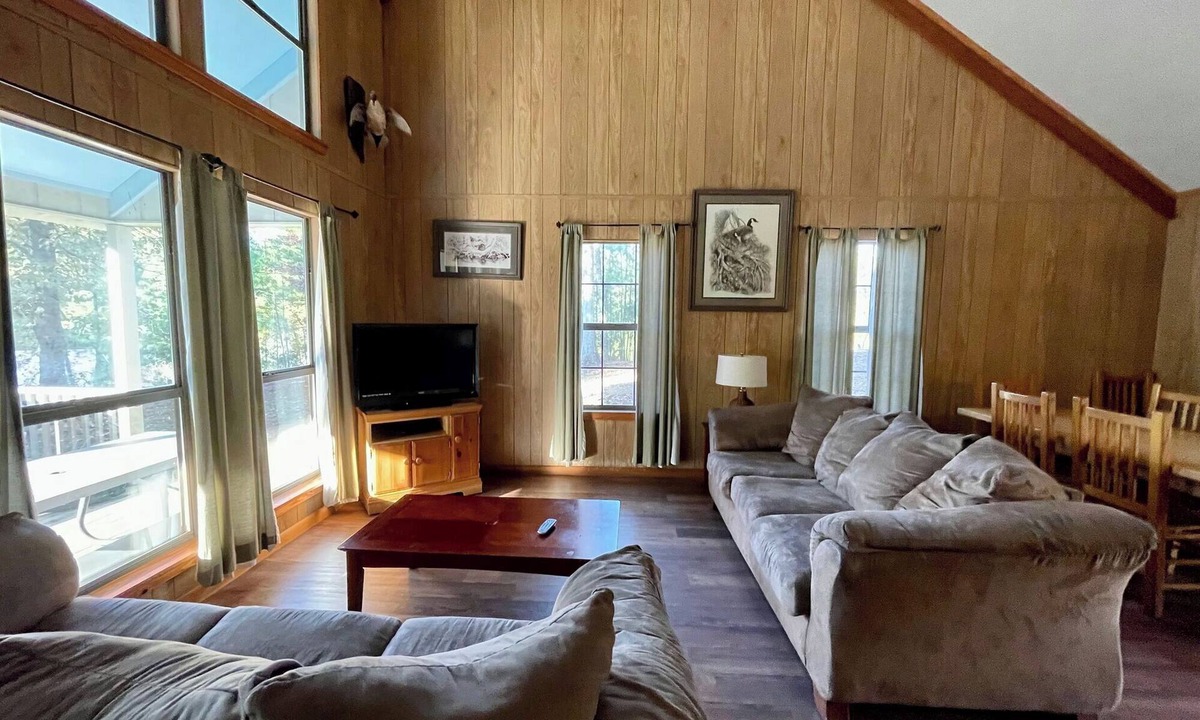 Zwolle Cabin | Comfortable Family Cabin with Vaulted Great Room, Full Kitchen & Outdoor Firepit