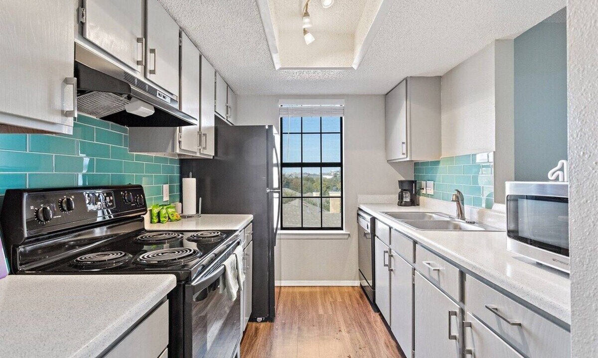 South Lamar Apartment | Comfy King Bed w/Balcony View of Downtown Austin