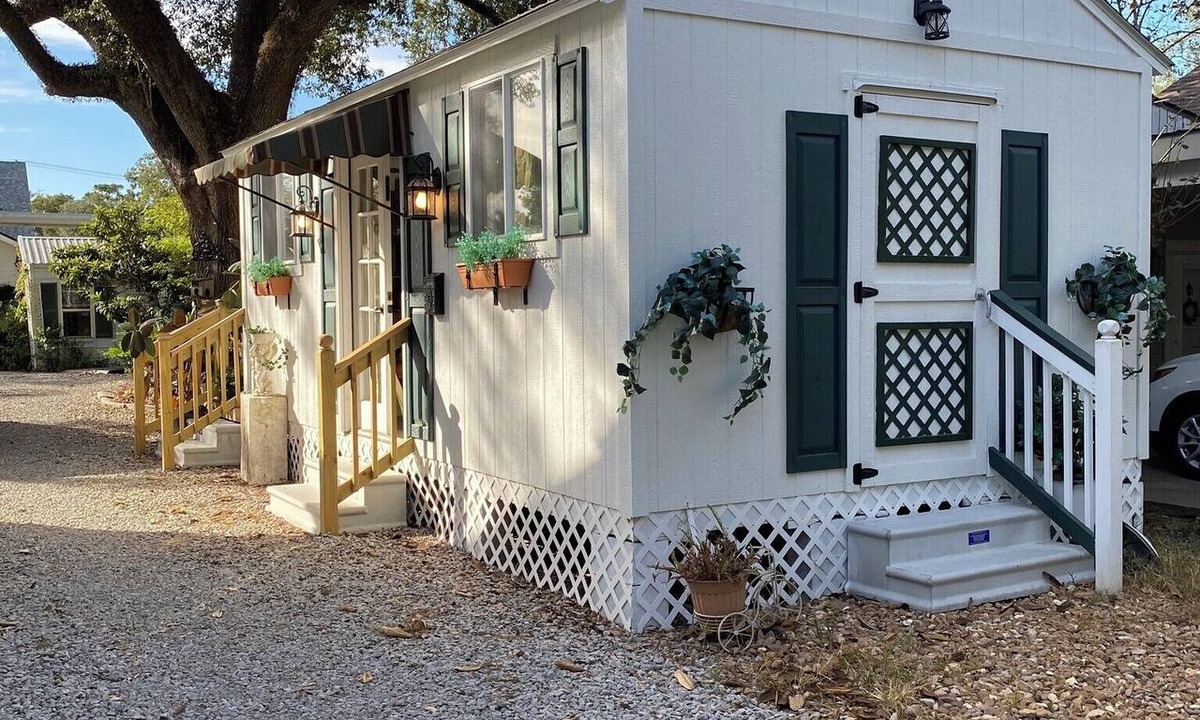 Abbeville Cottage | Comfy quaint 1-bedroom cottage with serene pond area in charming Abbeville