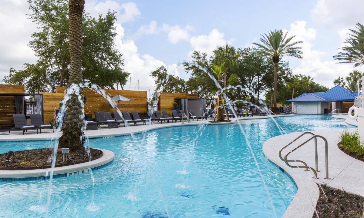 League City Hotel | Contemporary Room – Steps from Nature Trails and Near NASA Space Center