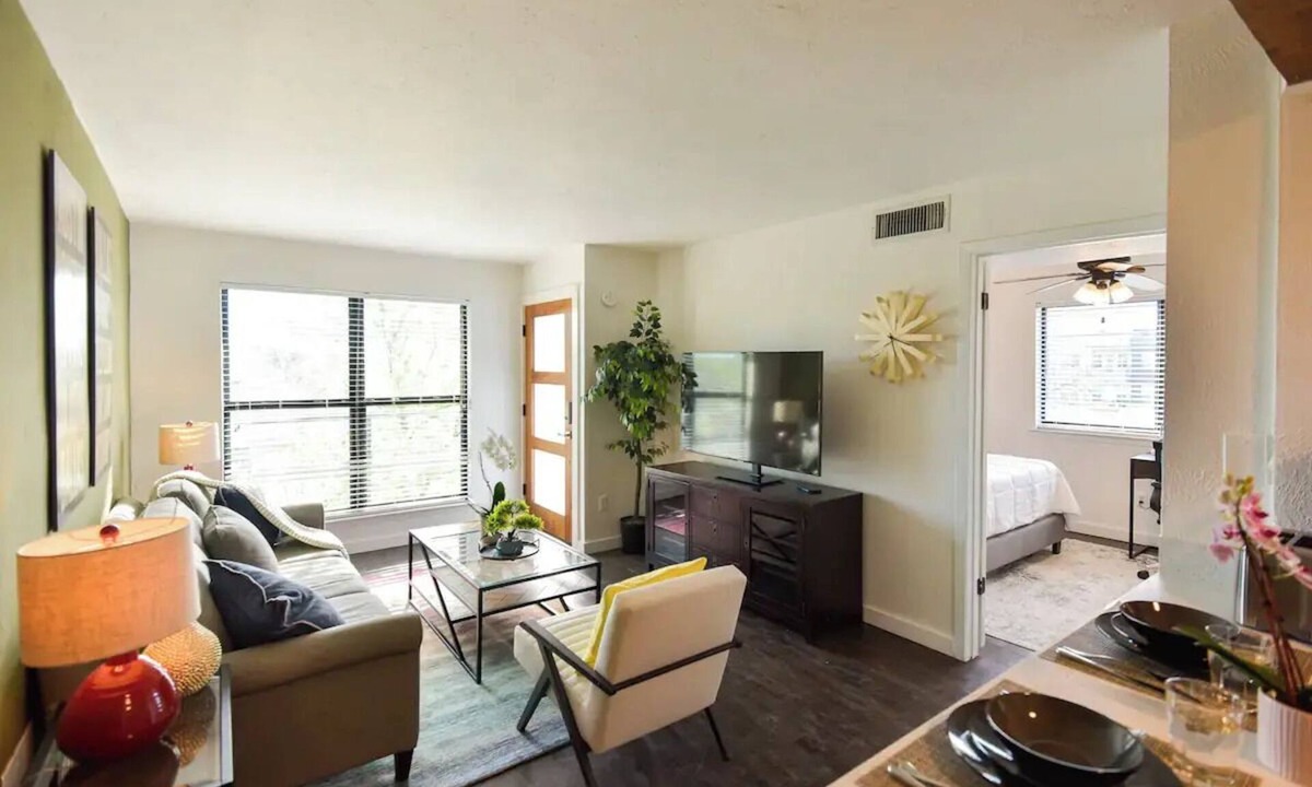 Dallas Apartment | Contemporary Unit 303, Toluca 98