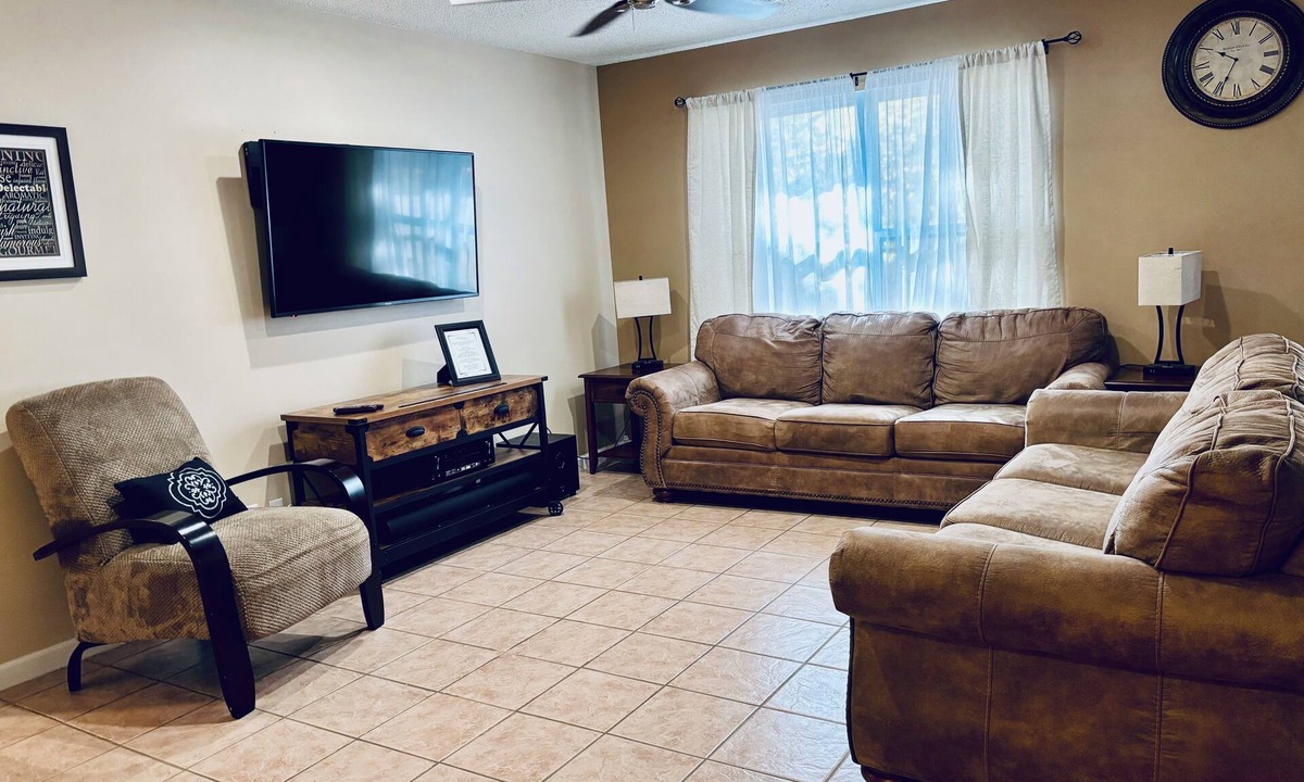 Springdale House | Convenient, and Clean Home 1BR
