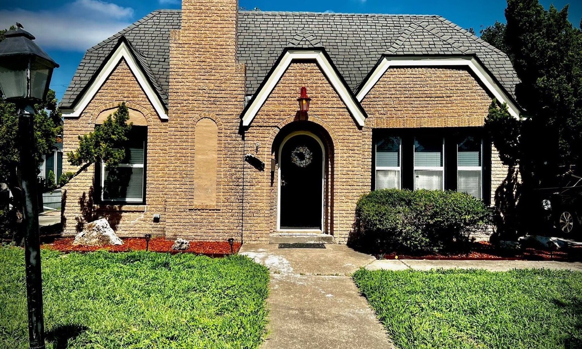 Del Mar House | Conveniently located in the heart of downtown Corpus Christi. Family home.