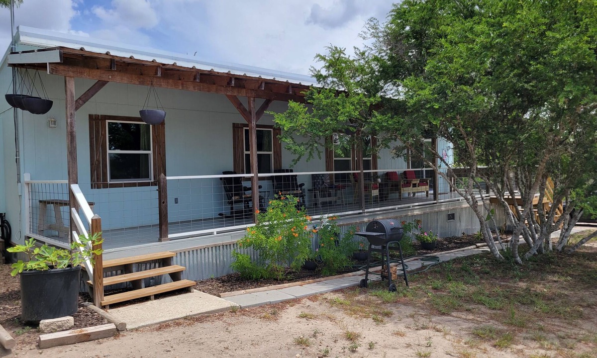 Dinero Cabin | Coopers Retreat Cabin on two acres with Hottub, sleeps 4 - Mathis TX