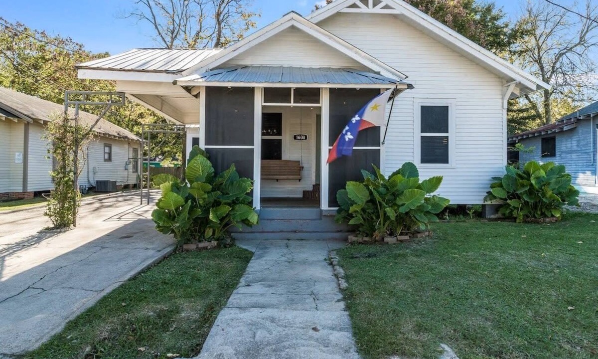 Freetown - Port Rico House | Corporate Comfort in Freetown - Spacious Homes for Work Crews