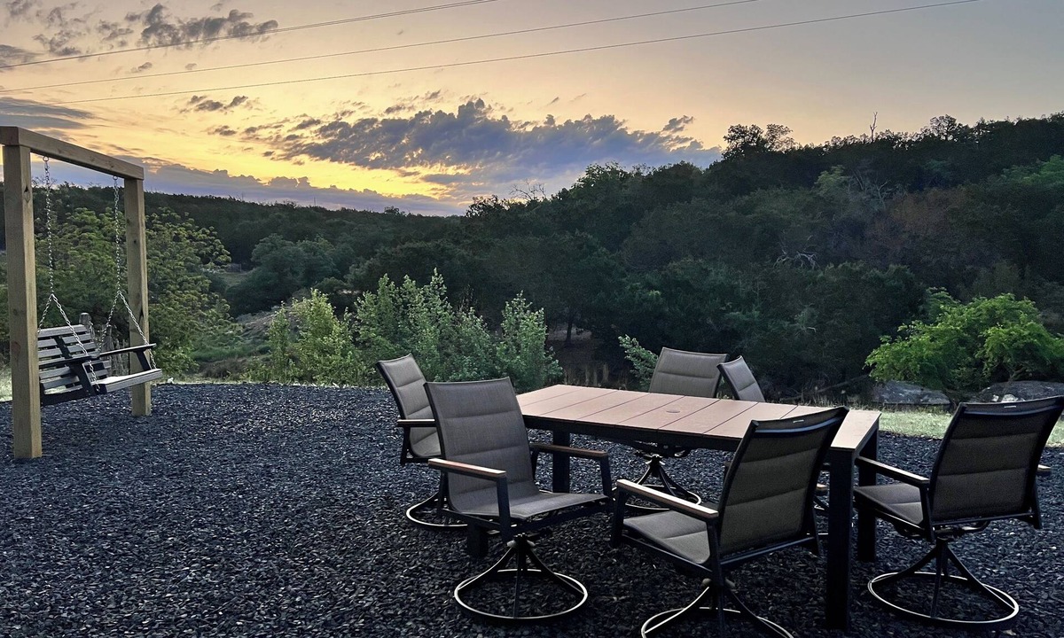 Kerrville House | Cosy 2-bedroom cabin with modern amenities and beautiful views