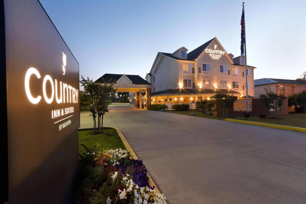 Covington Hotel | Country Inn & Suites by Radisson, Covington, LA