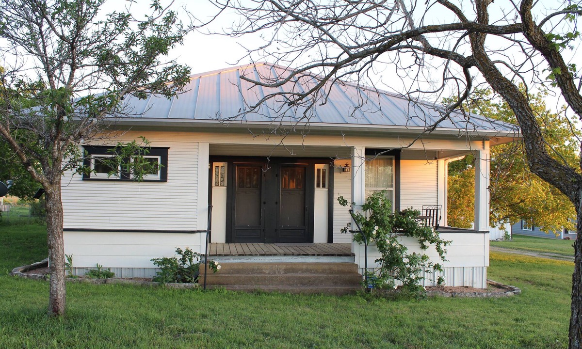 Georgetown House | Countryside Farmhouse, backporch breezes, hillside views, and in Walburg!