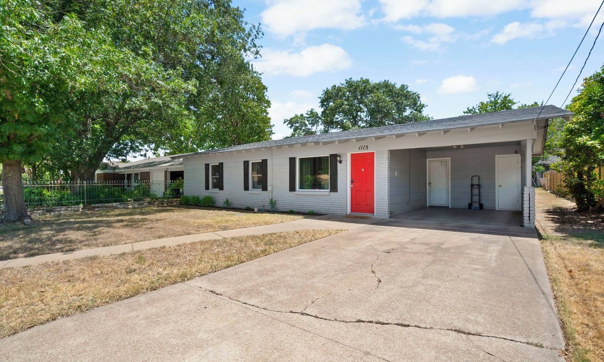 Weatherford House | Court-side Cottage - Near Love Street Pickleball Courts and Family Park!