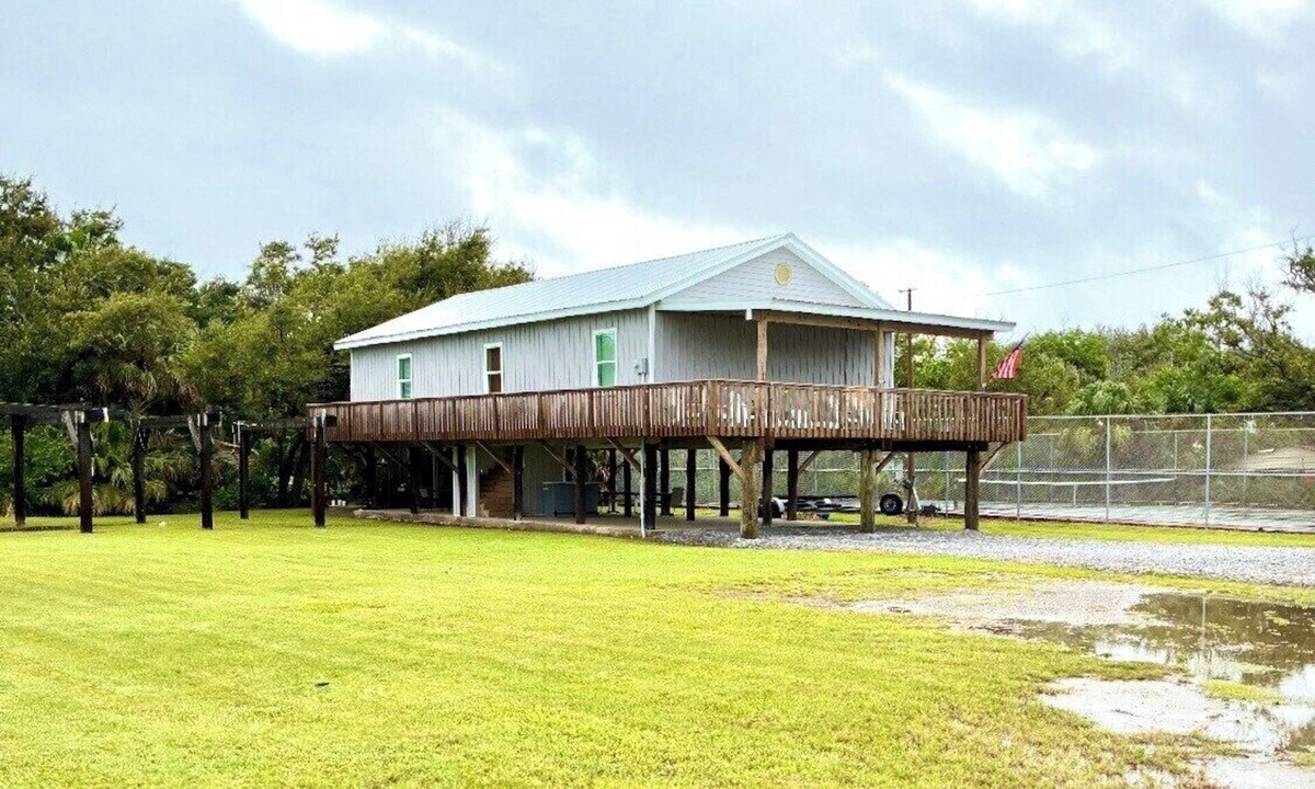 Grand Isle House | Court Side Oasis Beach Access Nearby