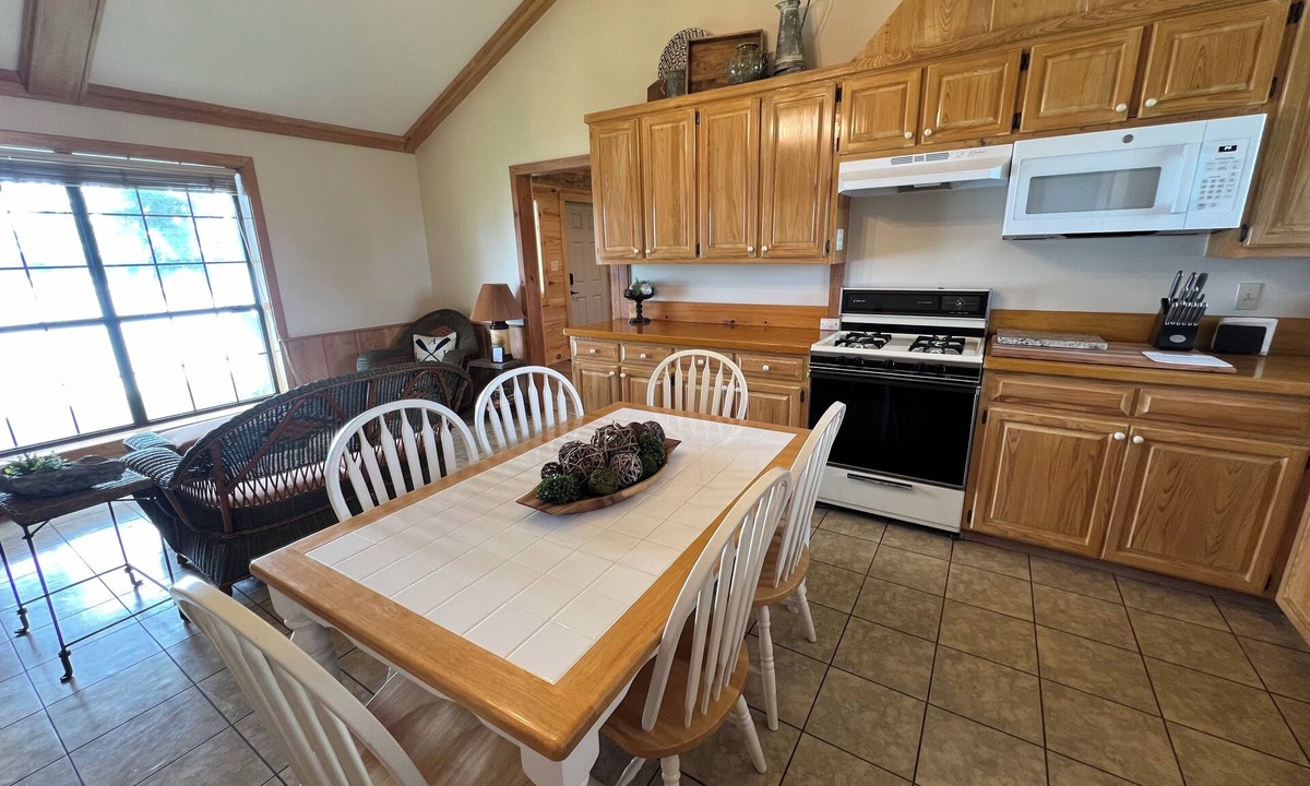 Sondheimer House | Cozy 1 bedroom, 2 queen beds with sofa couch lakefront Eagle Lake Getaway