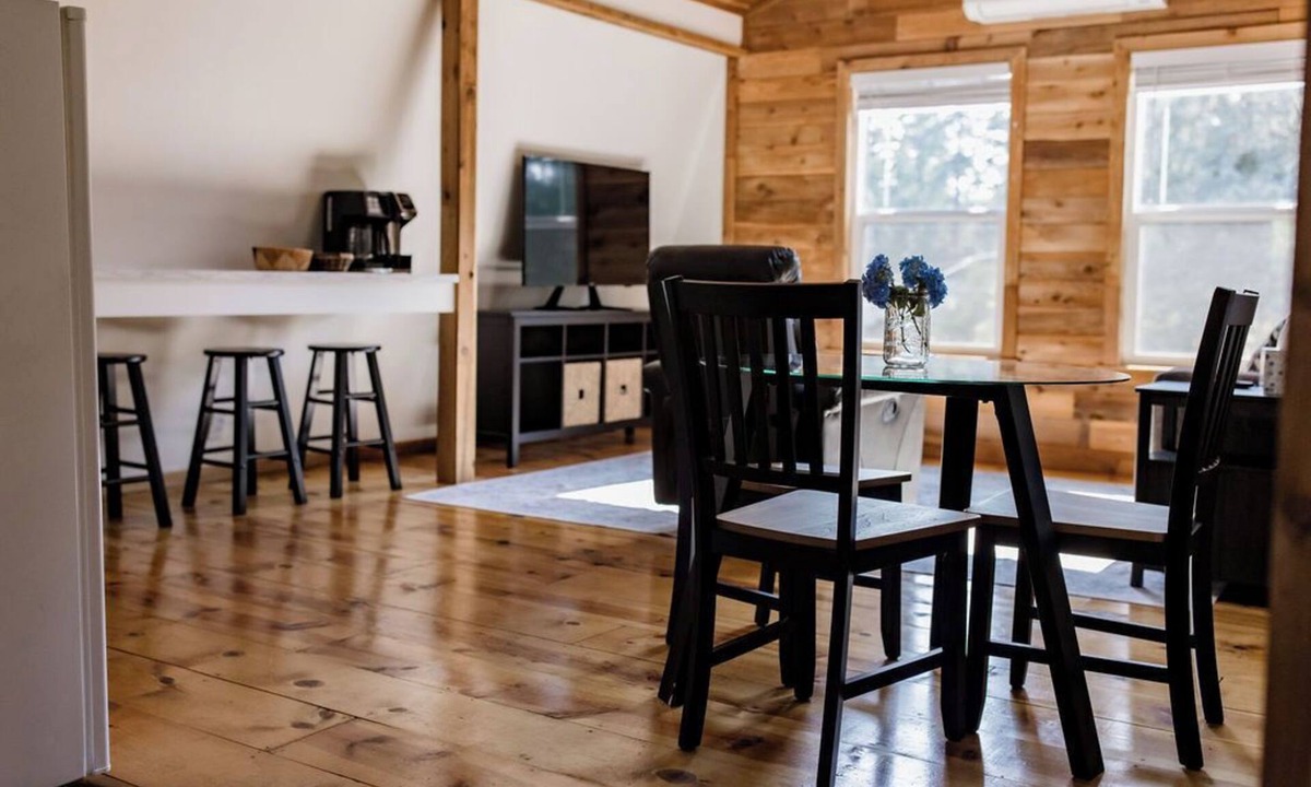 Gresham Apartment | Cozy 1-bedroom apartment with WiFi, parking, and keyboard in a peaceful setting.