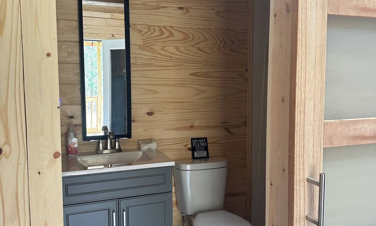 Lufkin Cabin | Cozy 1-bedroom cabin in beautiful Lufkin with a pond and sunset view.