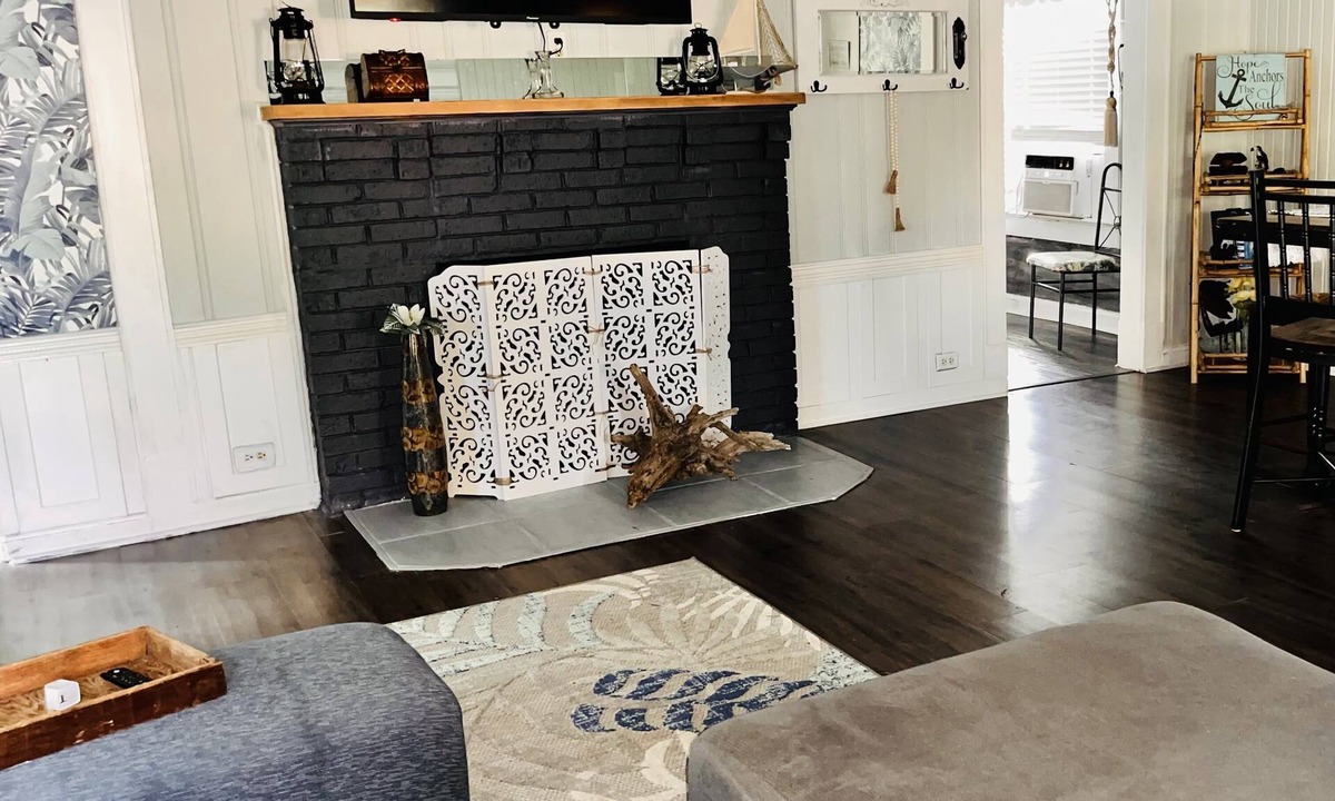 La Porte House | Cozy 1940’s cottage with bay view. Great for fishing and fun in the sun