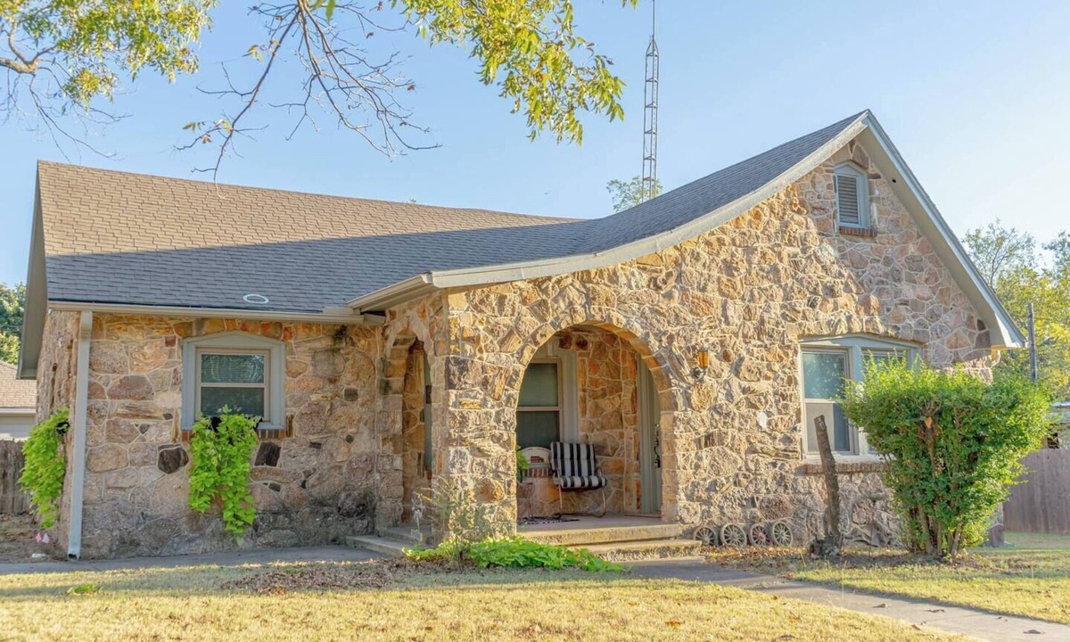 Saint Jo House | Cozy 2BR/2BA retreat for 4 near top Saint Jo wineries. Features a full kitchen, workspace, fast Wi-Fi, washer/dryer, and a peaceful private patio. Perfect for wine getaways, couples, or relaxing escapes.