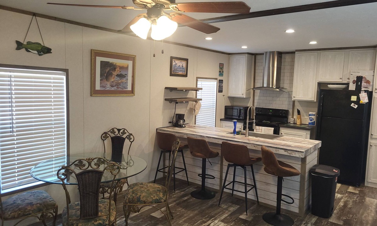 Negreet House | Cozy 3-bedroom 2 bath,5beds mobile home. Close to a boat launch. Covered parking
