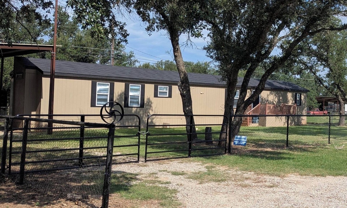 May House | Cozy 3-bedroom mobile home in Lake Brownwood in Thunderbird Bay