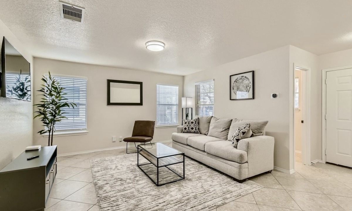 Wetmore House | Cozy 3br/2.5ba home located near UTSA/1604