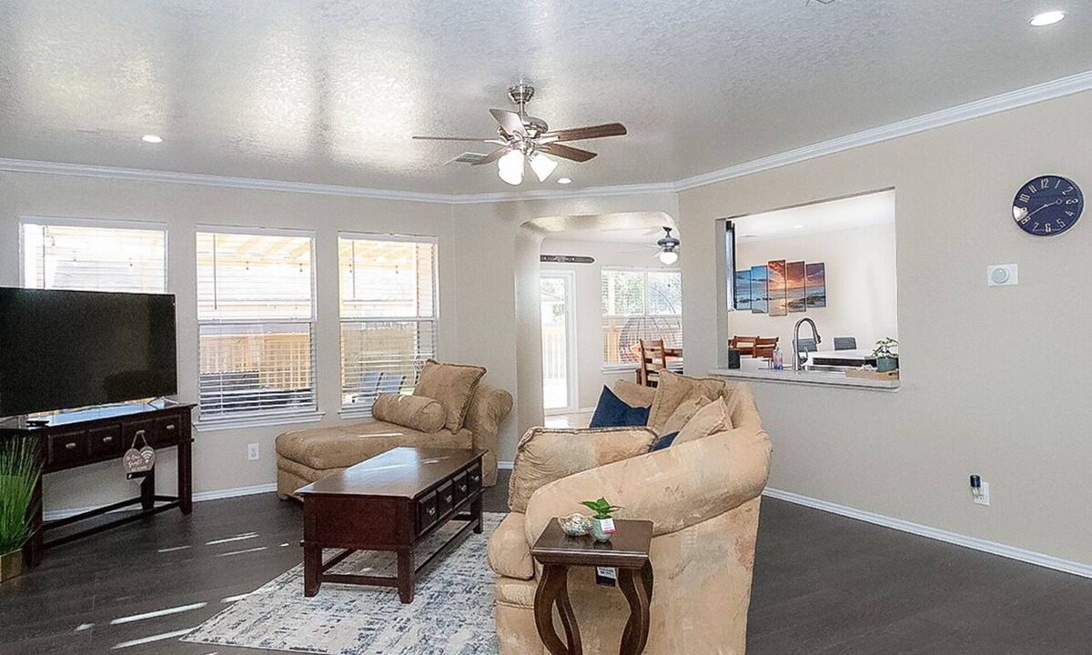 Converse House | Cozy 3BR Retreat w/Amazing Outdoor Deck Near Randolph AFB & JBSA Ft. Sam Houston