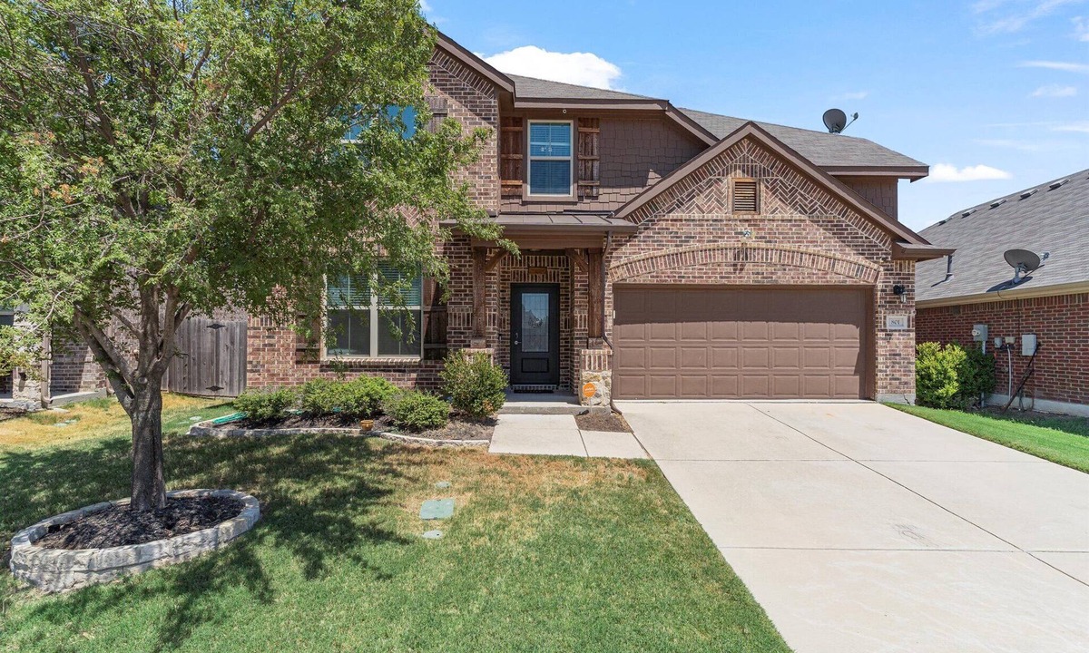 Little Elm House | Cozy 4 bedroom 3.5 bath home located in the heart of Little Elm.