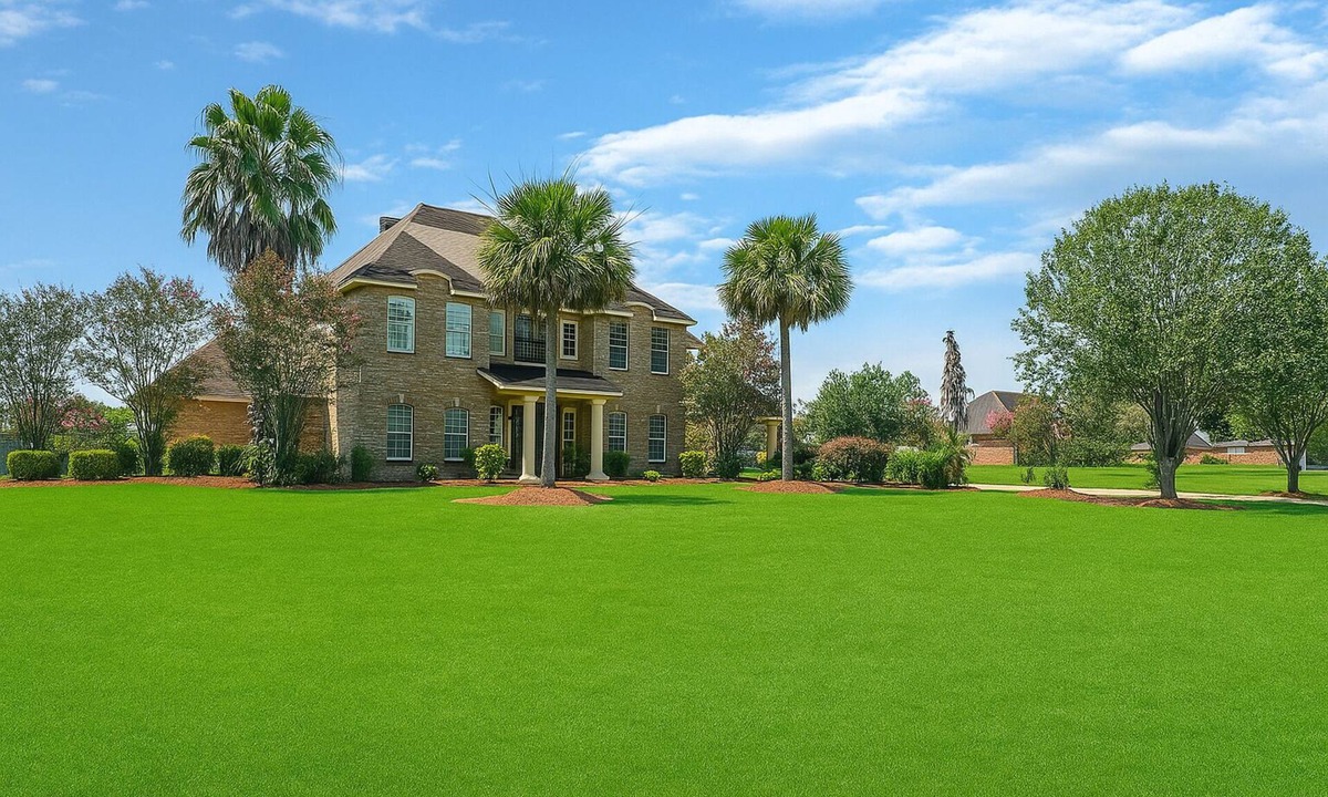 Carencro Hotel | Cozy and Relaxing Junior suite w/pond view and movie theater
