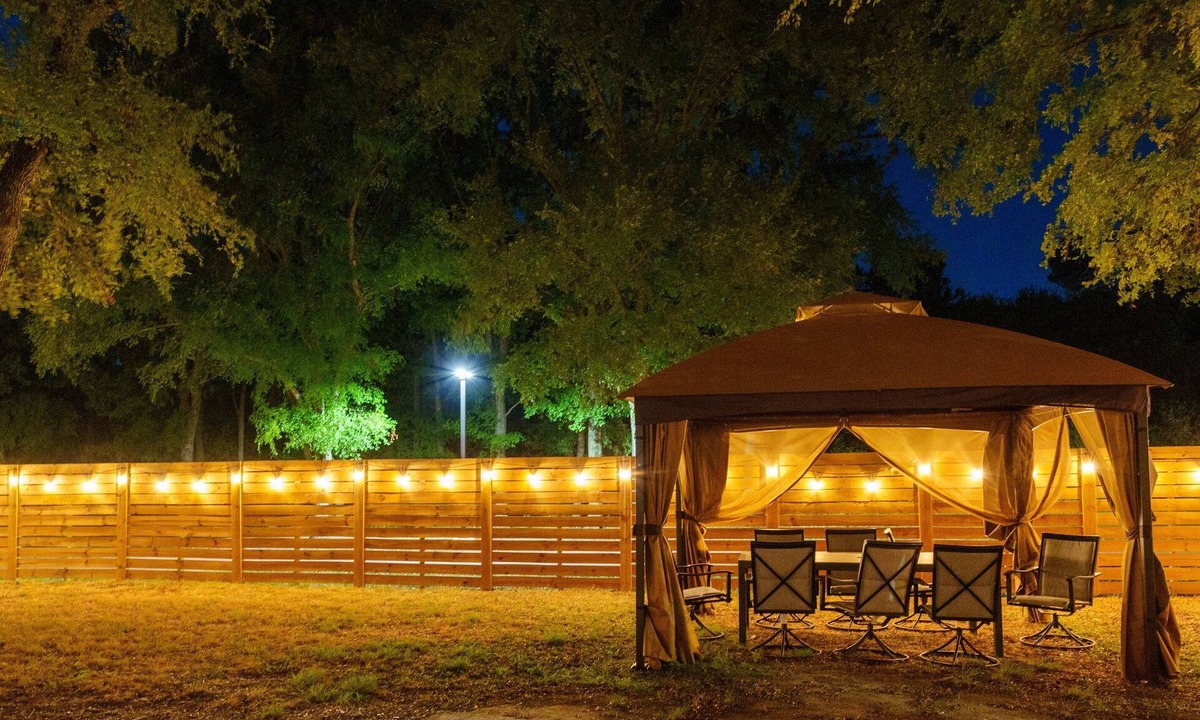 Rosewood House | Cozy Austin Escape – King + 3 Queens Family/Group