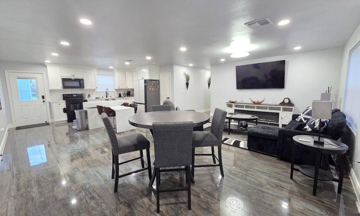 Iowa Colony House | Cozy Barndo in Rosharon