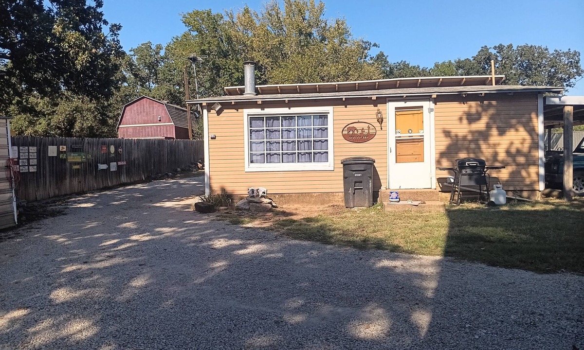 Eastland Cabin | Cozy cabin at Lake Leon. Perfect for fisherman or lake enthusiasts