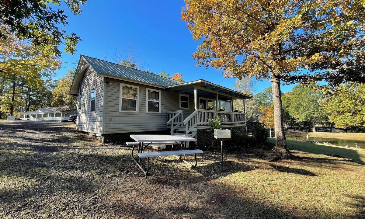 Zwolle Cabin | Cozy Cabin for 2 with Full Kitchen, Vaulted Ceilings & Outdoor Firepit