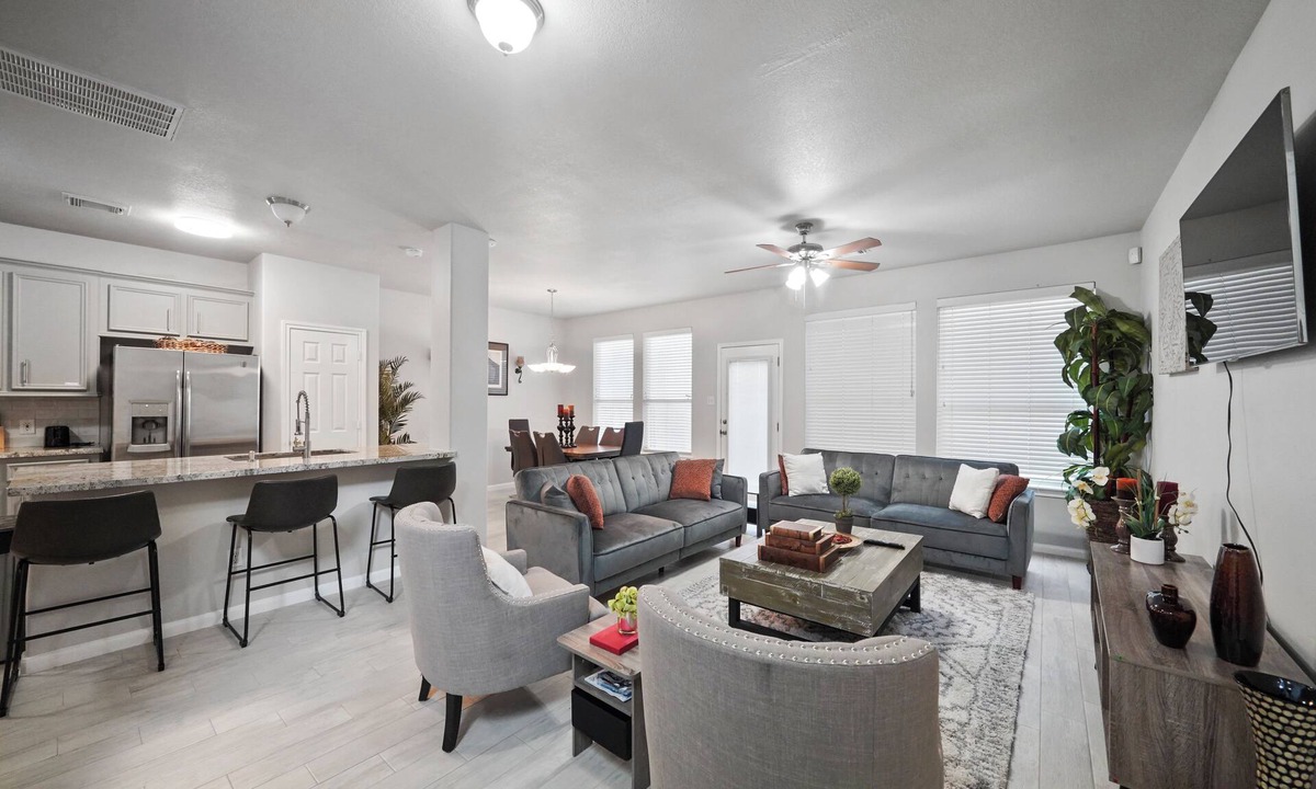 Conroe House | Cozy, Comfy, Warm Relaxing Home