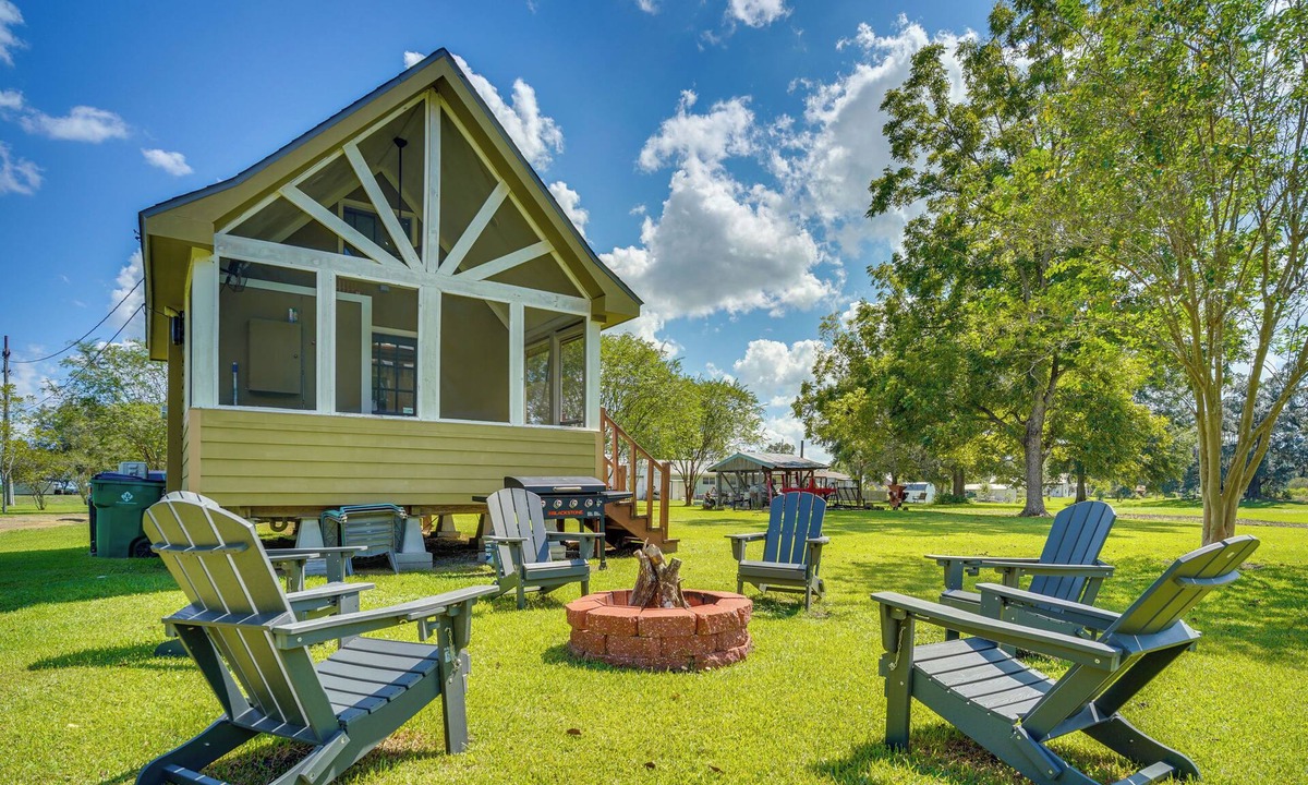 Iberia Parish Apartment | Cozy Couple’s Retreat w/Porch on Bayou Teche!