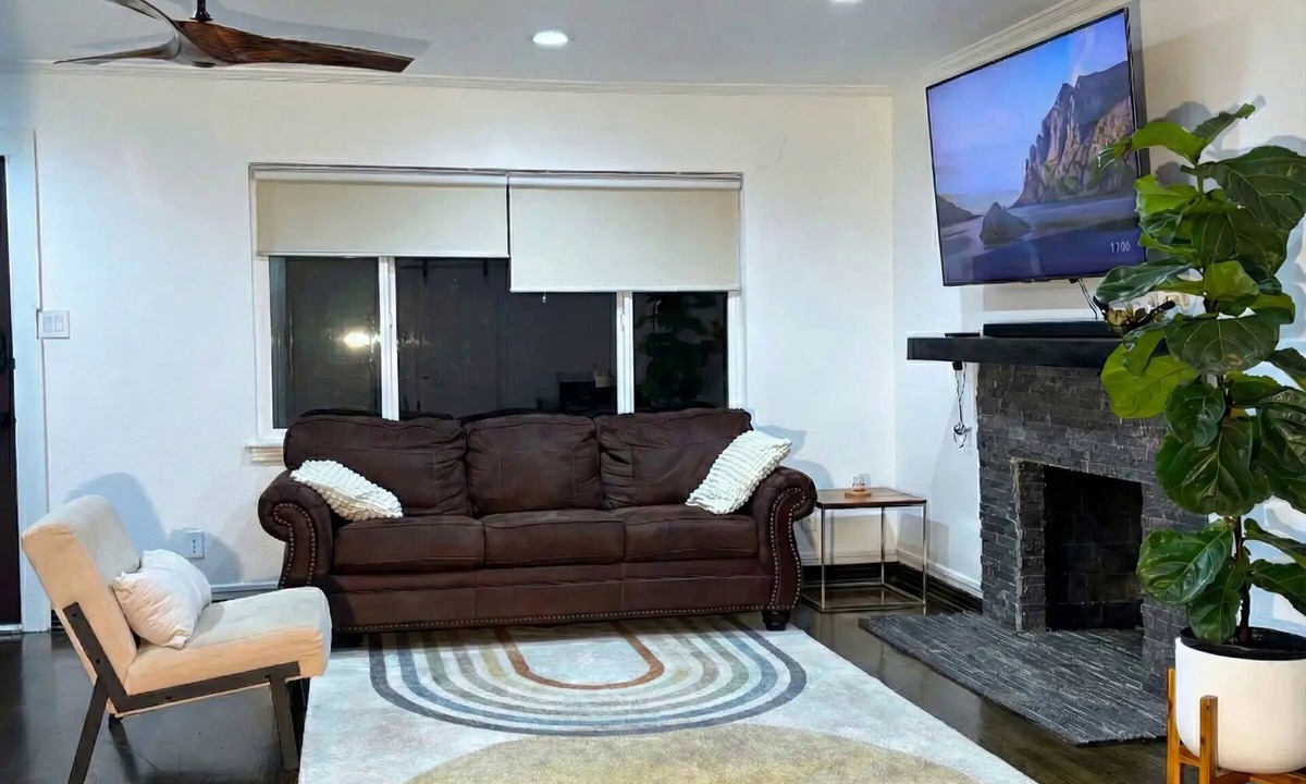 Northwest Dallas House | Cozy Home, Midway Hollow Dallas :WFH Office :Families & Relocations.Pets welcome