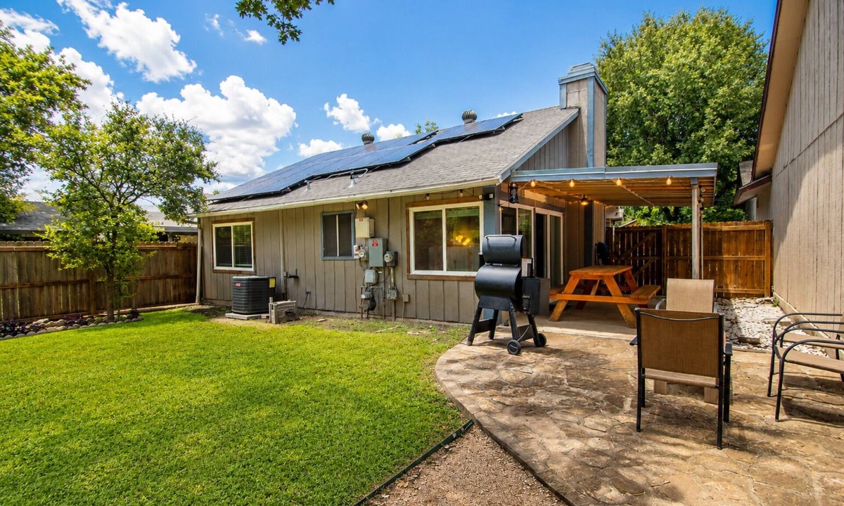 New Territories House | Cozy Home | Pool Table & 2 Arcade Games | Enclosed Backyard