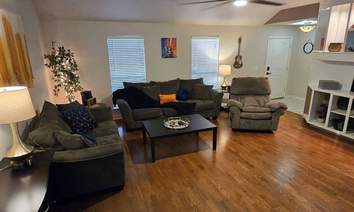 Pearland House | Cozy Pet-Friendly 3-Bed Home w/Fenced Backyard/Work Desk/& Gas Grill!