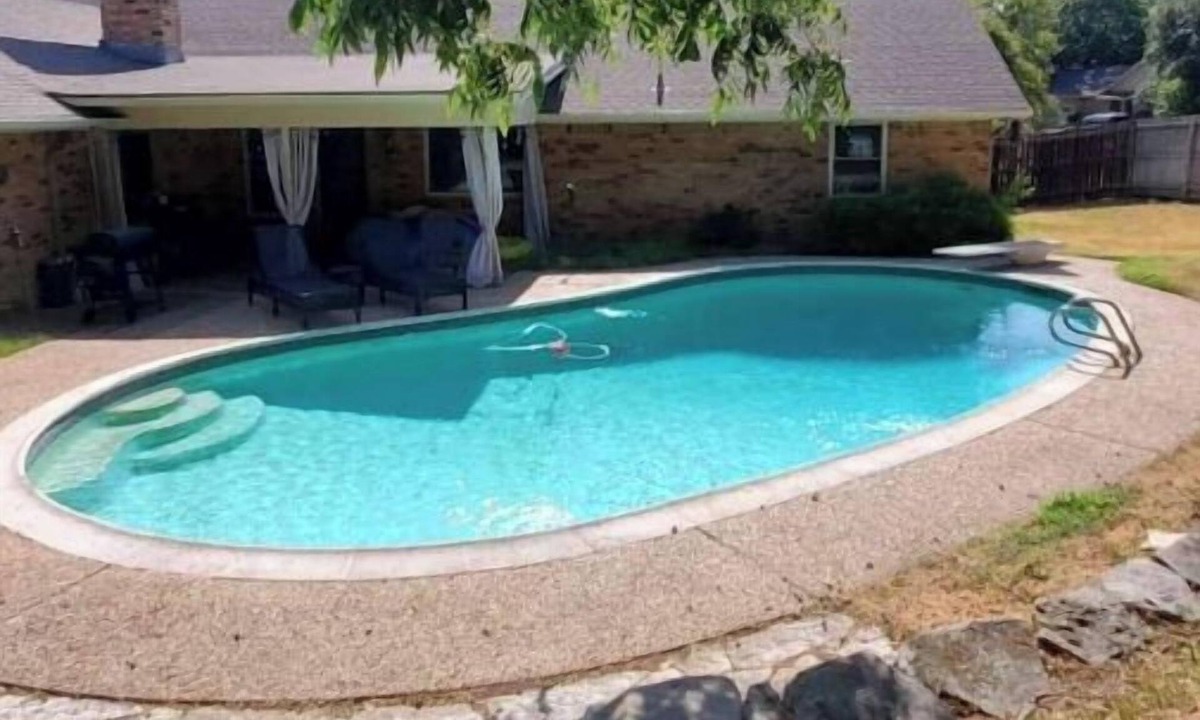 Cleburne House | Cozy Pet-Friendly Retreat, Seasonal Pool & Fireplace, Sleeps 10