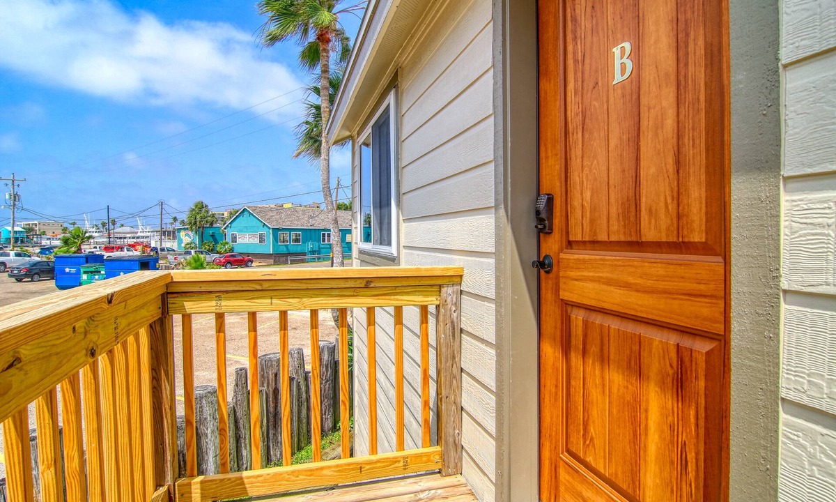 Old Town Cottage | Cozy Pet Friendly Cottage nestled right in the heart downtown Port A!