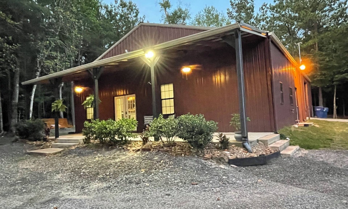 Silsbee House | Cozy, Piney Woods Barndo Studio in Silsbee-4 minutes from town.