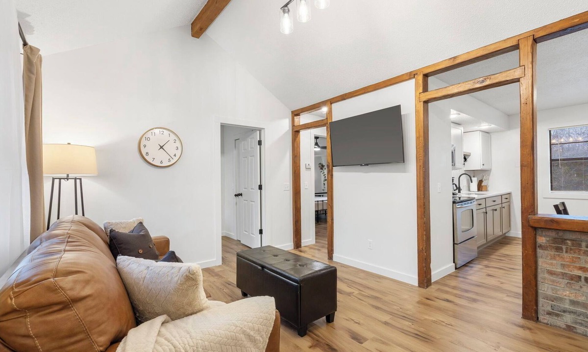 Springfield House | Cozy&Quiet Modern Retreat Near Hwy 65 & Cherry St